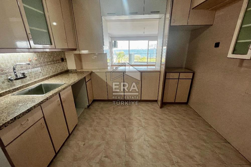 Karşıyaka'da Panoramik Deniz Manzaralı Kiralık 4+1 Yalı Dairesi