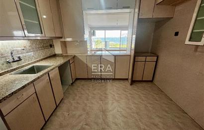 Karşıyaka'da Panoramik Deniz Manzaralı Kiralık 4+1 Yalı Dairesi