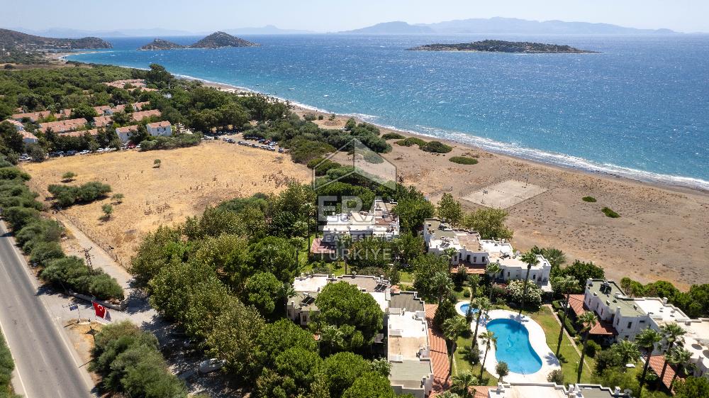 Datça Zarbun Sitesinde Denize Sıfır, Havuzlu 2+1 Satılık Villa