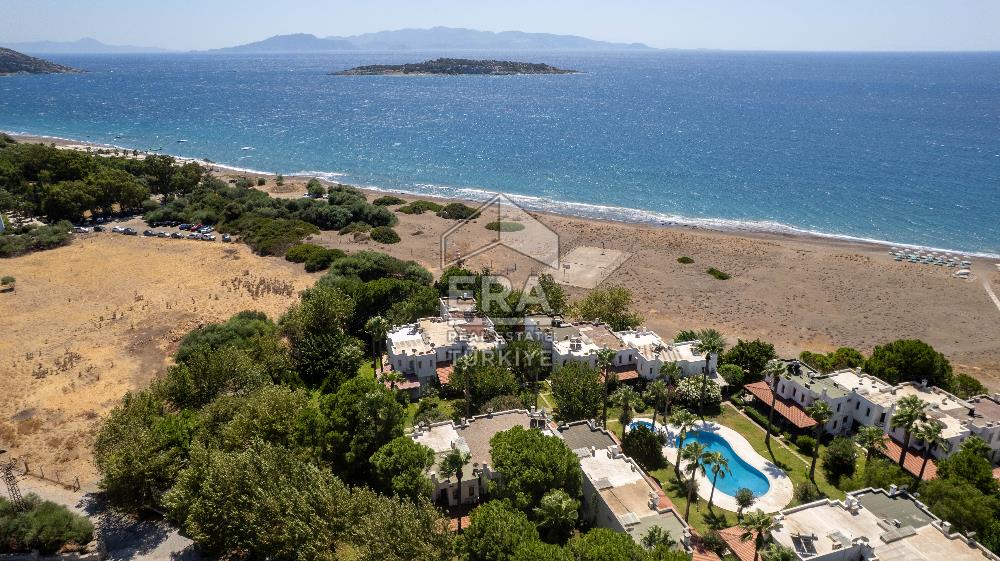 Datça Zarbun Sitesinde Denize Sıfır, Havuzlu 2+1 Satılık Villa