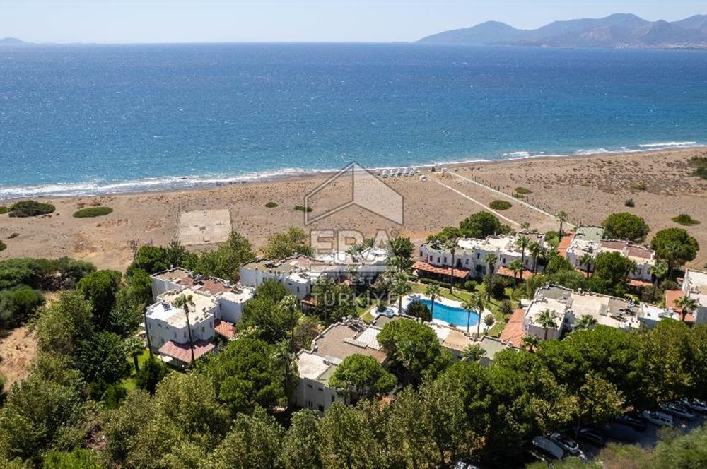 Datça Zarbun Sitesinde Denize Sıfır, Havuzlu 2+1 Satılık Villa