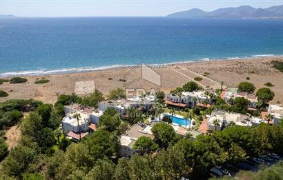 Datça Zarbun Sitesinde Denize Sıfır, Havuzlu 2+1 Satılık Villa