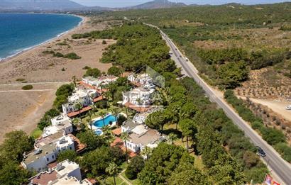 Datça Zarbun Sitesinde Denize Sıfır, Havuzlu 2+1 Satılık Villa