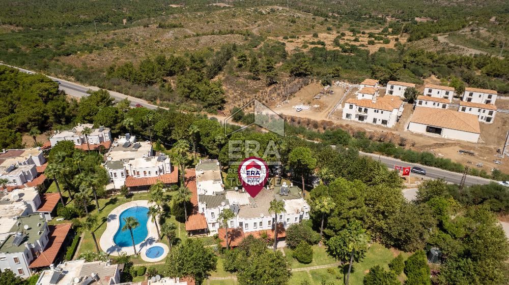 Datça Zarbun Sitesinde Denize Sıfır, Havuzlu 2+1 Satılık Villa