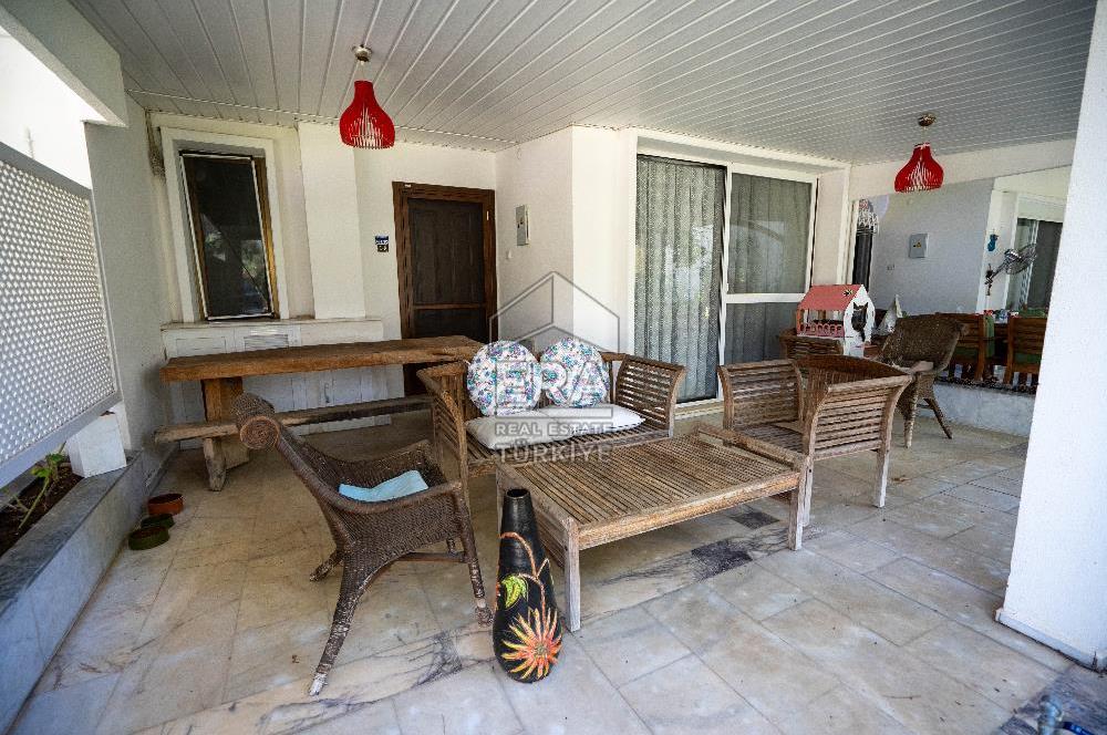 Datça Zarbun Sitesinde Denize Sıfır, Havuzlu 2+1 Satılık Villa