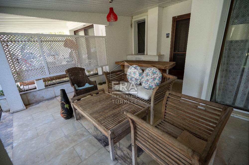 Datça Zarbun Sitesinde Denize Sıfır, Havuzlu 2+1 Satılık Villa
