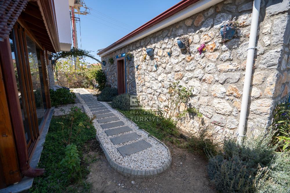 Datça Kızlan'da Satılık 550 m2 Arsada ve Müştemilatlı 3+2 Villa