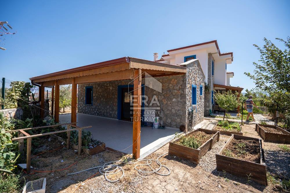 Datça Kızlan'da Satılık 550 m2 Arsada ve Müştemilatlı 3+2 Villa