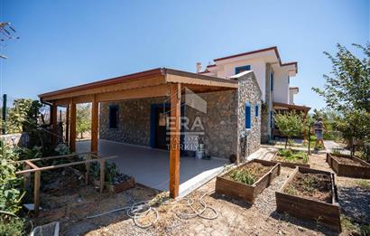 Datça Kızlan'da Satılık 550 m2 Arsada ve Müştemilatlı 3+2 Villa