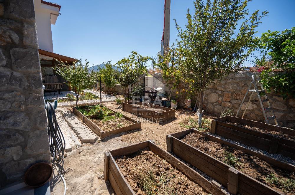 Datça Kızlan'da Satılık 550 m2 Arsada ve Müştemilatlı 3+2 Villa