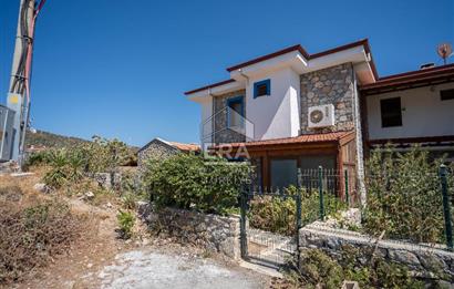 Datça Kızlan'da Satılık 550 m2 Arsada ve Müştemilatlı 3+2 Villa
