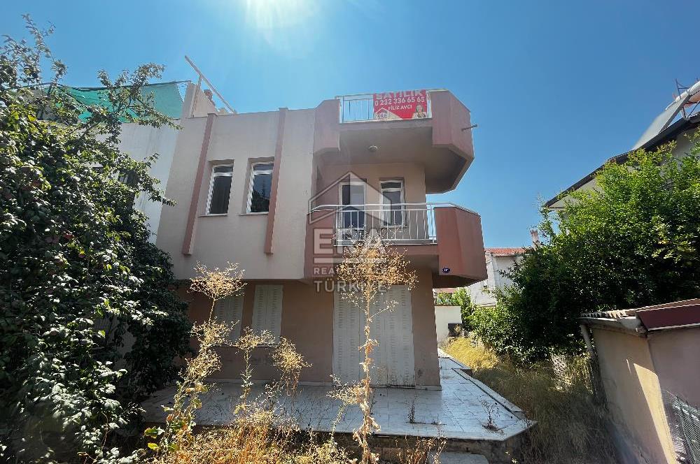 Seferihisar Camikebir İyi Lokasyonda Satılık 4+1 Tripleks Villa