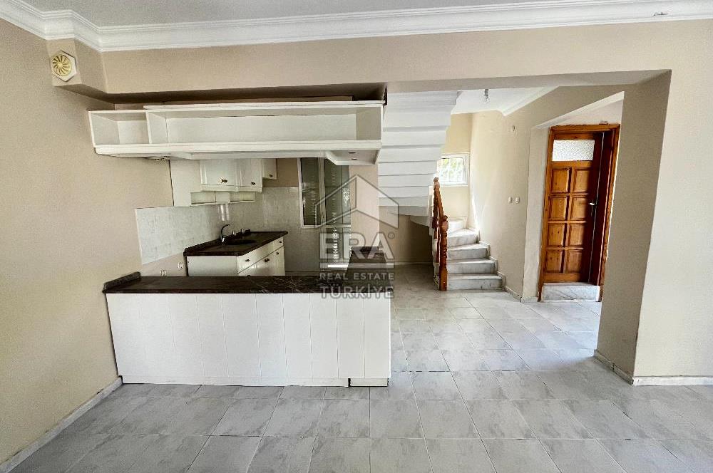 Seferihisar Camikebir İyi Lokasyonda Satılık 4+1 Tripleks Villa