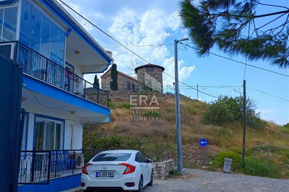 Ayvalık Cunda’da Muhteşem Manzaralı 2 katlı her bir daire 120 m2 olmak üzere 4+1 Satılık bina