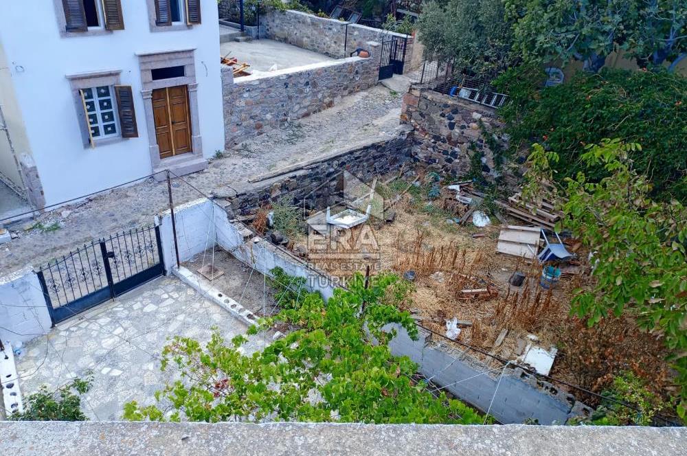 Ayvalık Cunda’da Muhteşem Manzaralı 2 katlı her bir daire 120 m2 olmak üzere 4+1 Satılık bina