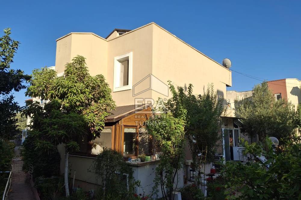 Ayvalık Küçükköy Havuzlu Sitede Satılık Villa