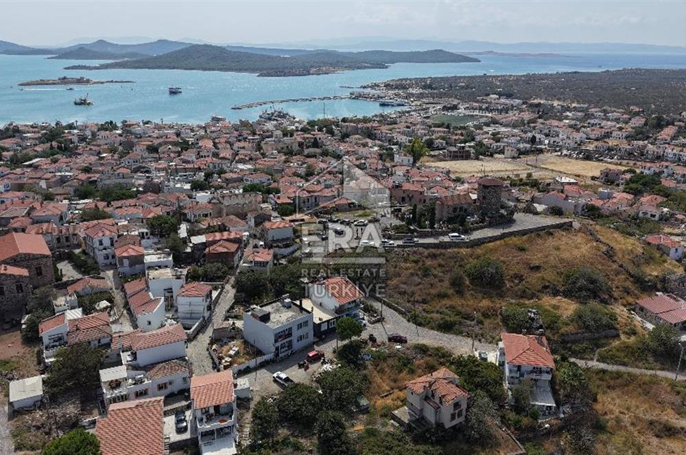 Ayvalık Cunda’da Muhteşem Manzaralı 2 katlı her bir daire 120 m2 olmak üzere 4+1 Satılık bina