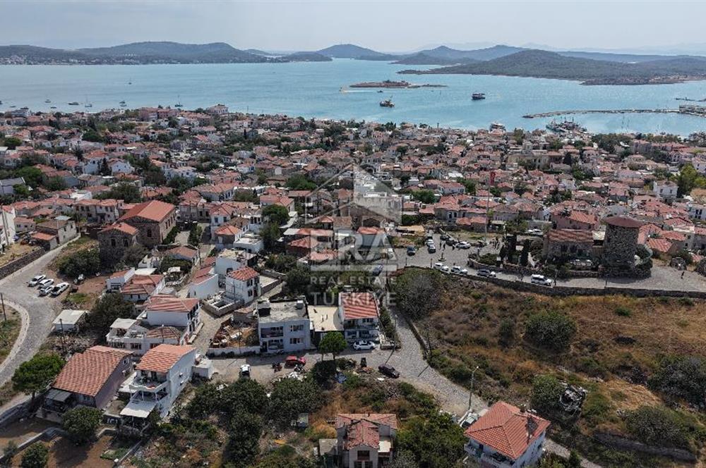 Ayvalık Cunda’da Muhteşem Manzaralı 2 katlı her bir daire 120 m2 olmak üzere 4+1 Satılık bina