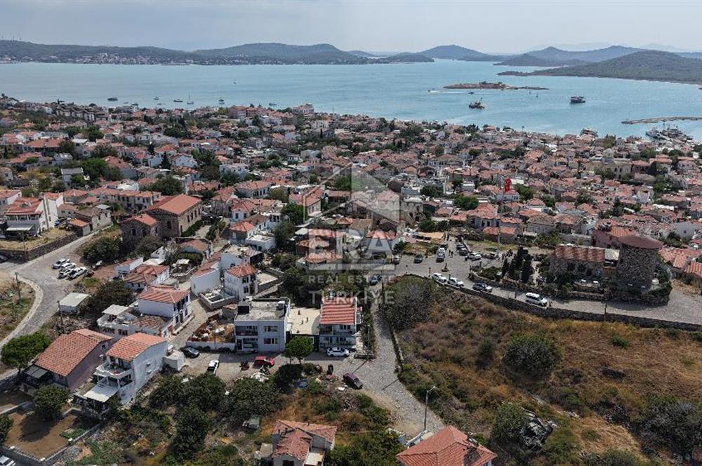 Ayvalık Cunda’da Muhteşem Manzaralı 2 katlı her bir daire 120 m2 olmak üzere 4+1 Satılık bina