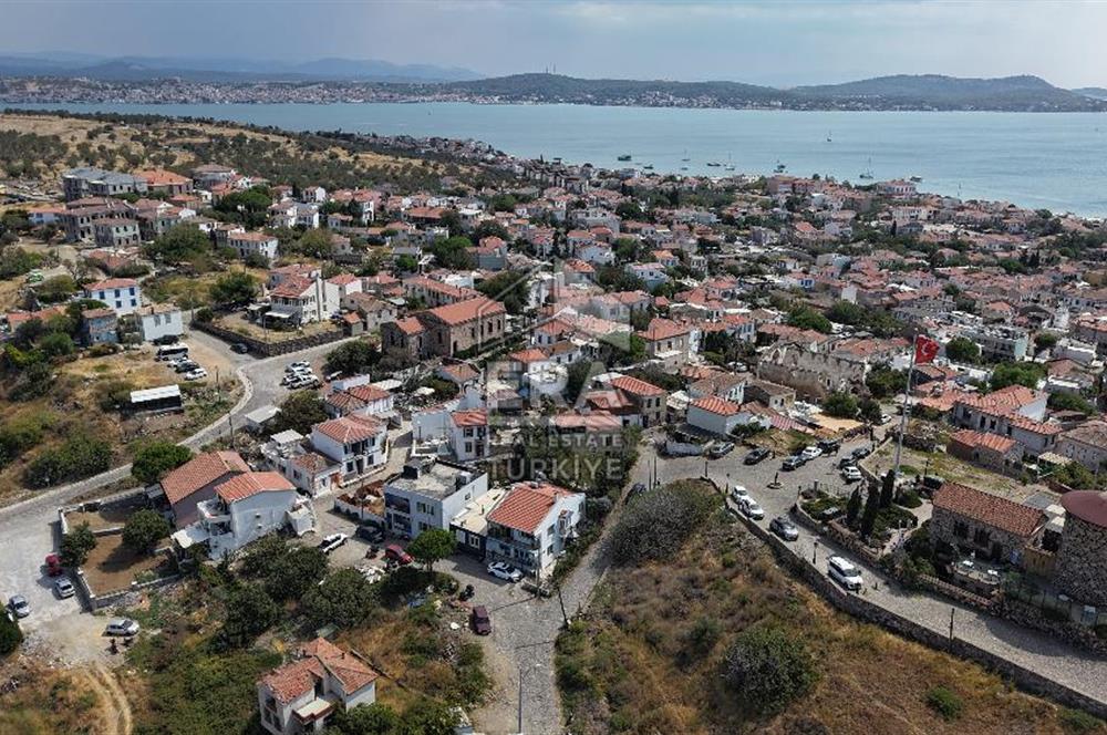 Ayvalık Cunda’da Muhteşem Manzaralı 2 katlı her bir daire 120 m2 olmak üzere 4+1 Satılık bina