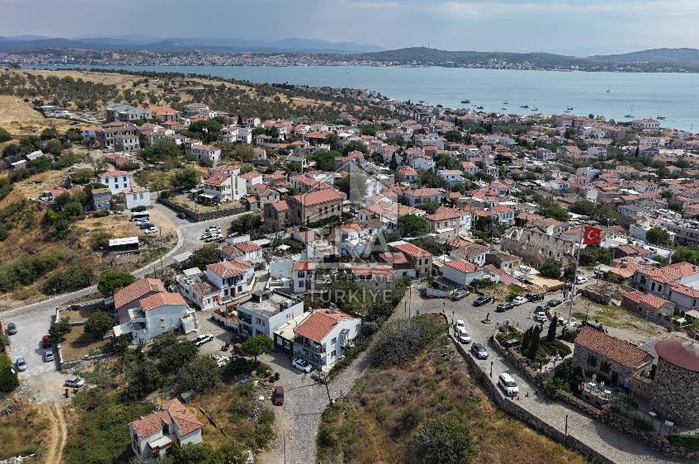 Ayvalık Cunda’da Muhteşem Manzaralı 2 katlı her bir daire 120 m2 olmak üzere 4+1 Satılık bina
