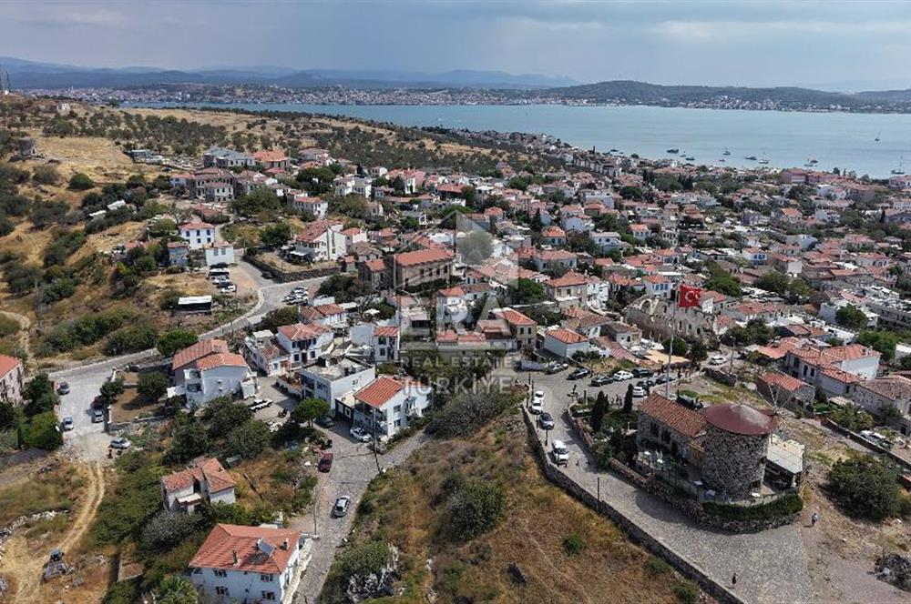 Ayvalık Cunda’da Muhteşem Manzaralı 2 katlı her bir daire 120 m2 olmak üzere 4+1 Satılık bina