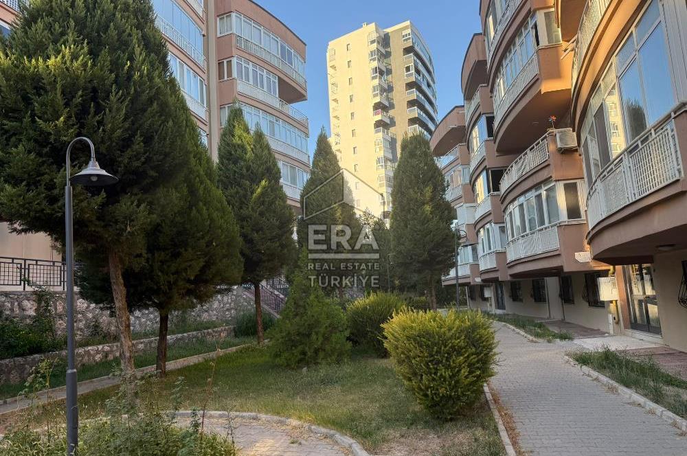 Bornova Evka 3 Öz Seçkinler Sitesinde 3+1 Satılık Daire
