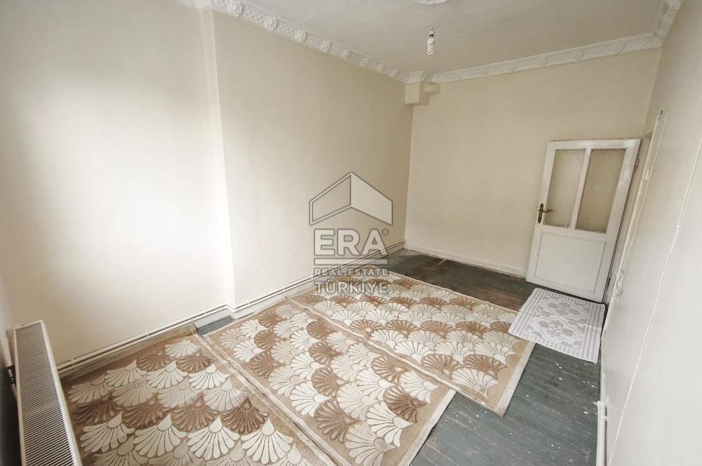 FATİH'TE DENİZ MANZARALI TERASLI ÇATI KATI KİRALIK DAİRE