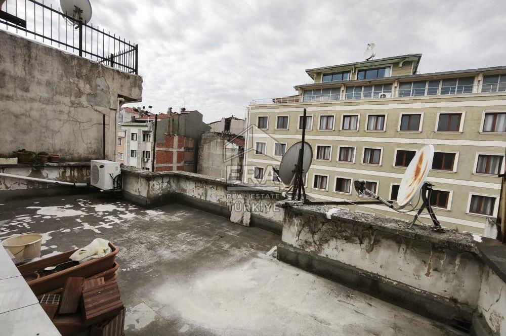 FATİH'TE DENİZ MANZARALI TERASLI ÇATI KATI KİRALIK DAİRE
