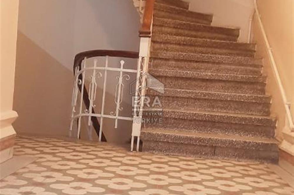 FATİH'TE DENİZ MANZARALI TERASLI ÇATI KATI KİRALIK DAİRE