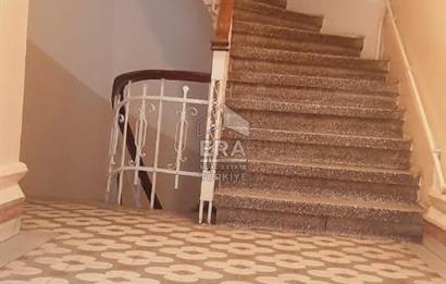 FATİH'TE DENİZ MANZARALI TERASLI ÇATI KATI KİRALIK DAİRE