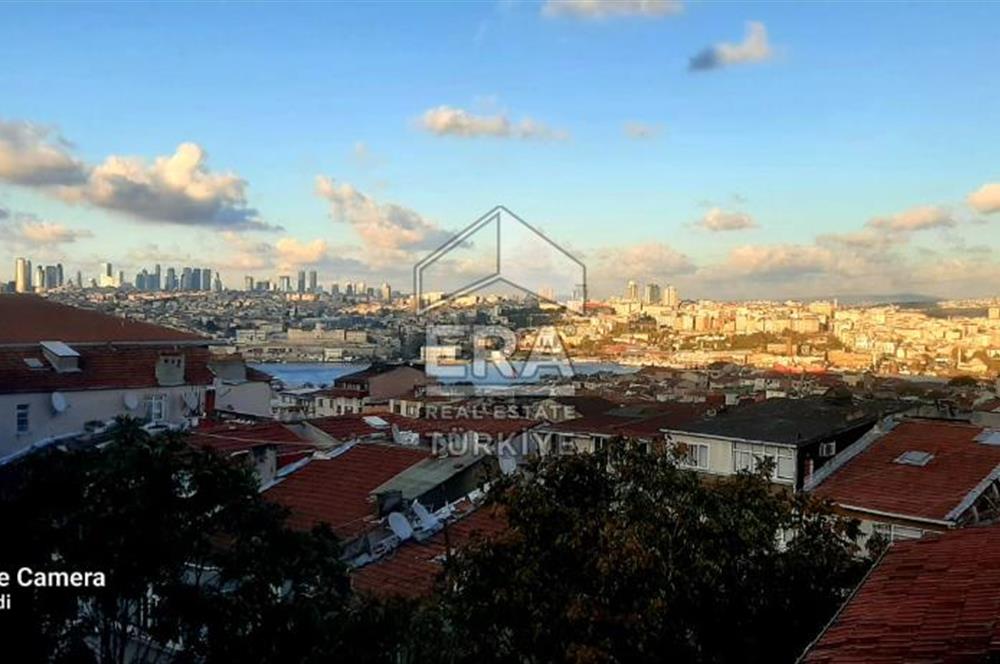 FATİH'TE DENİZ MANZARALI TERASLI ÇATI KATI KİRALIK DAİRE