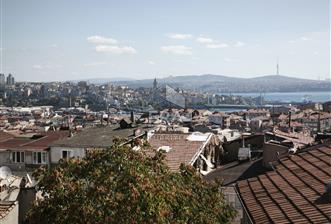 FATİH'TE DENİZ MANZARALI TERASLI ÇATI KATI KİRALIK DAİRE