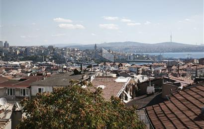 FATİH'TE DENİZ MANZARALI TERASLI ÇATI KATI KİRALIK DAİRE