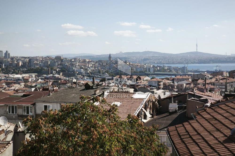 FATİH'TE DENİZ MANZARALI TERASLI ÇATI KATI KİRALIK DAİRE