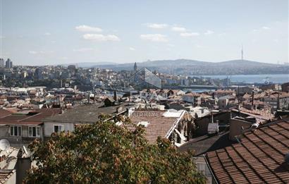 FATİH'TE DENİZ MANZARALI TERASLI ÇATI KATI KİRALIK DAİRE