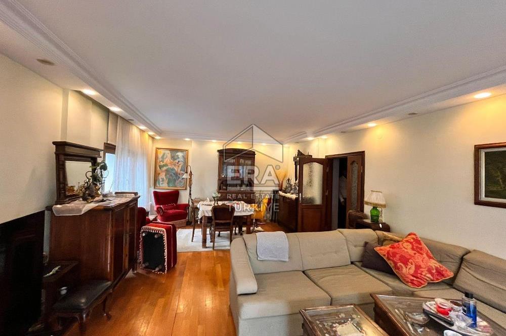 Metro ve Sahile Yürüyüş Mesafesinde Tarabya SanatçılarSitesi 3+1