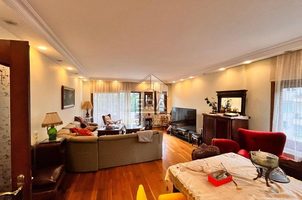 Metro ve Sahile Yürüyüş Mesafesinde Tarabya SanatçılarSitesi 3+1