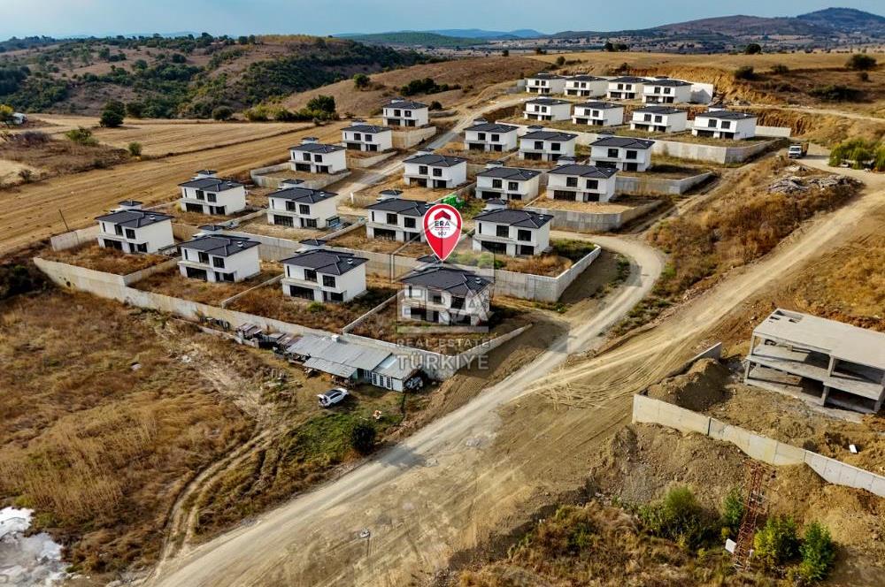 BALIKESİR KARESİ NAİPLİ'DE SATILIK 4+1 252 M² KÖŞE VİLLA