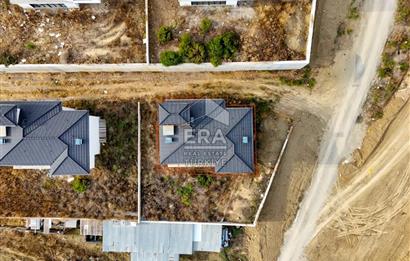 BALIKESİR KARESİ NAİPLİ'DE SATILIK 4+1 252 M² KÖŞE VİLLA