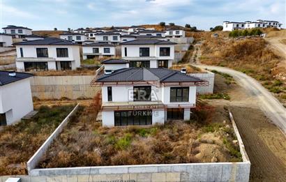 BALIKESİR KARESİ NAİPLİ'DE SATILIK 4+1 252 M² KÖŞE VİLLA