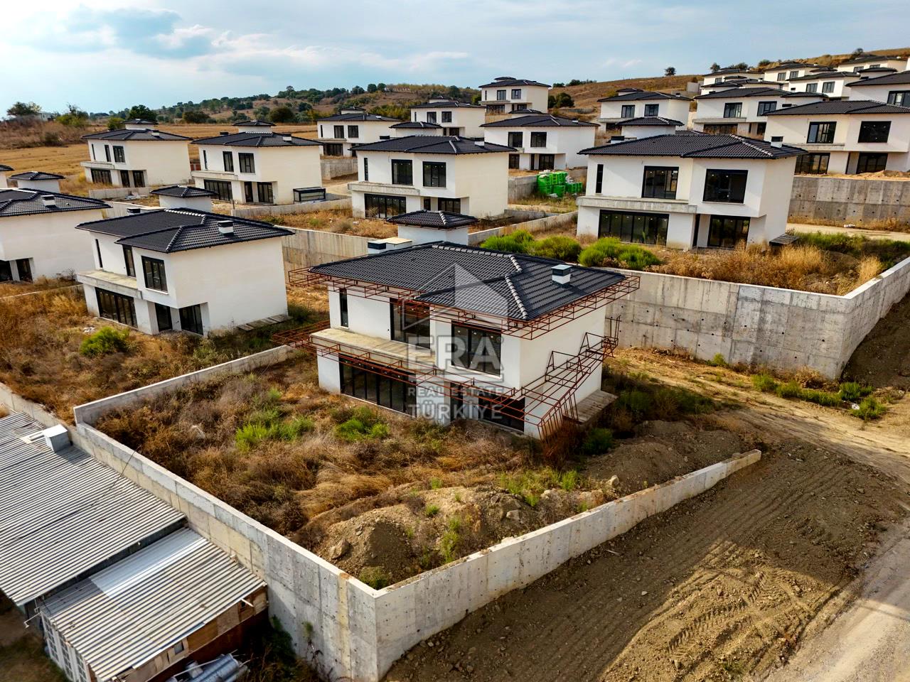 BALIKESİR KARESİ NAİPLİ'DE SATILIK 4+1 252 M² KÖŞE VİLLA