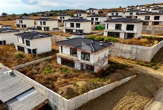 BALIKESİR KARESİ NAİPLİ'DE SATILIK 4+1 252 M² KÖŞE VİLLA