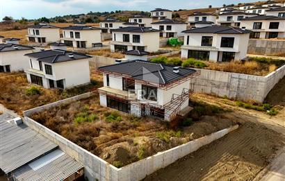 BALIKESİR KARESİ NAİPLİ'DE SATILIK 4+1 252 M² KÖŞE VİLLA