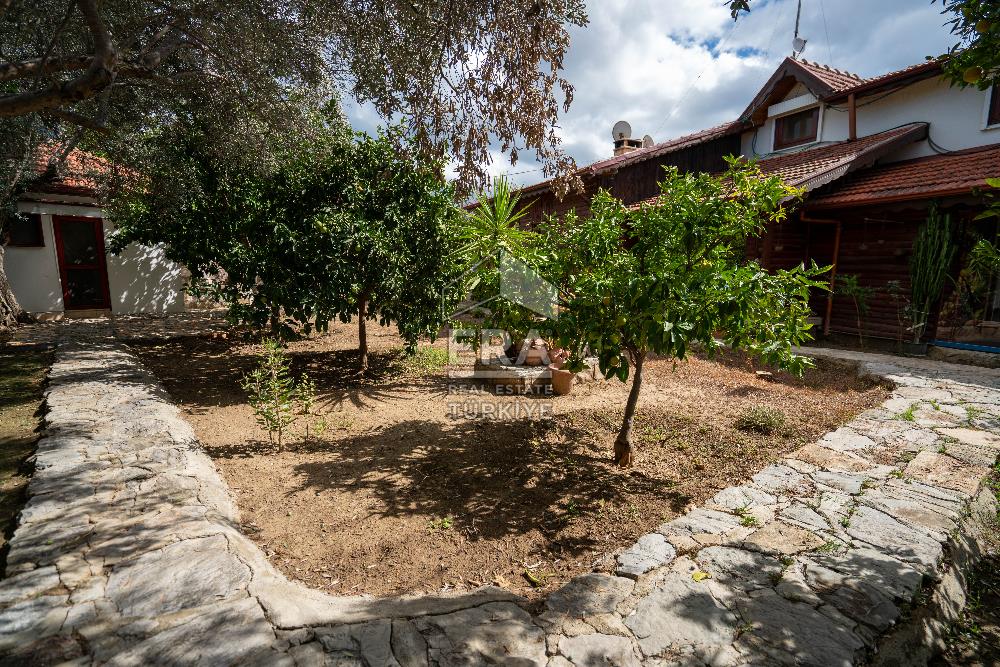 Datça Reşadiye'de 1.085m2 Arsa Paylı 7+2 Havuzlu Çiftlik Evi