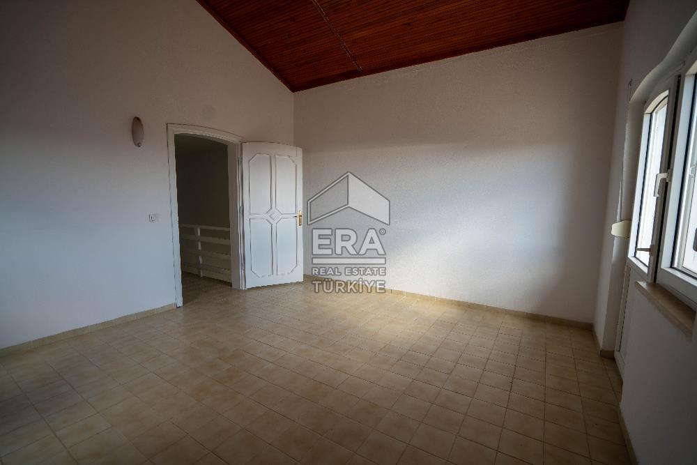 Datça Merkezde Deniz Manzaralı 277 M2 Tripleks Villa Ve Dükkan
