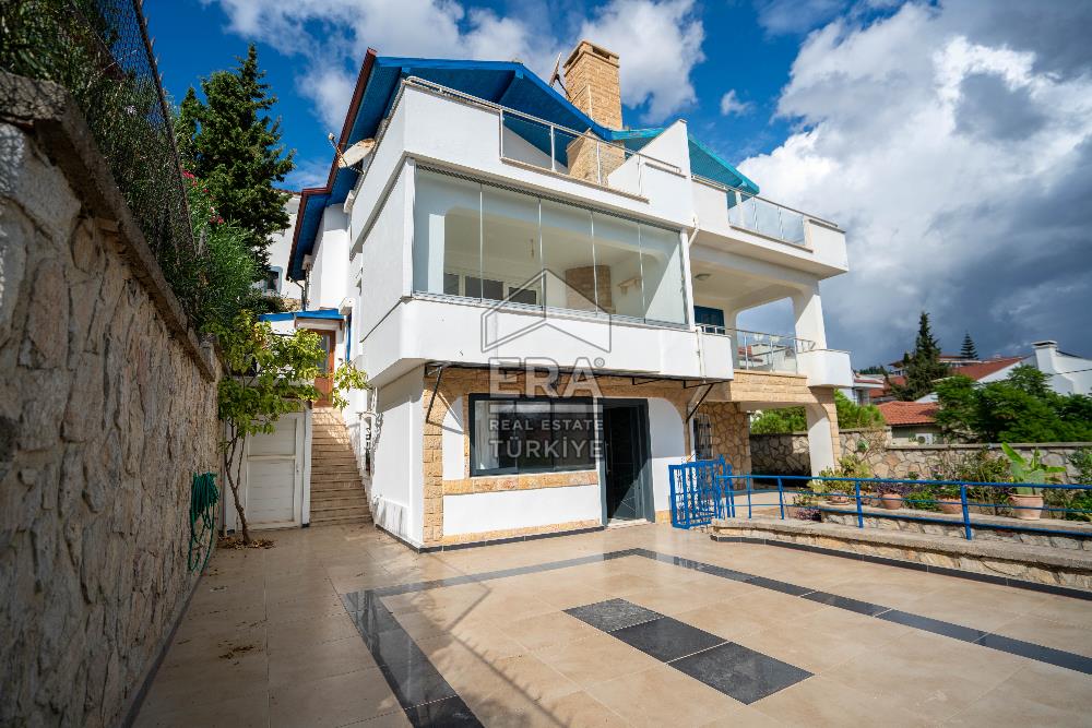 Datça Merkezde Deniz Manzaralı 277 M2 Tripleks Villa Ve Dükkan
