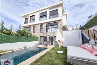 Alaçatıya Komşu Reisderede Modern Yaşam Havuzlu Villa