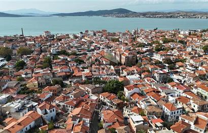 ERA PORT GÜVENCESİYLE AYVALIK MERKEZ'DE 2+1 SATILIK RUM EVİ