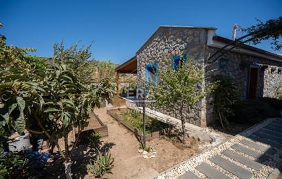 Datça Kızlan'da Satılık 550 m2 Arsada ve Müştemilatlı 3+2 Villa